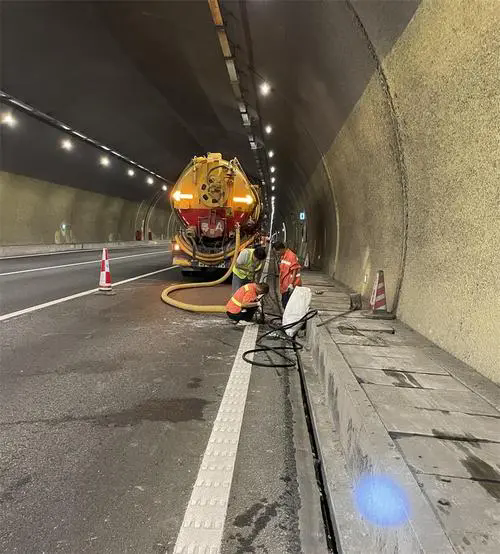 望江隧道排水渠清淤